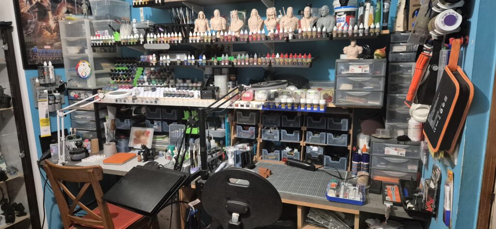 Poste de peinture sur figurines de l’atelier Antherius 3D Studio
